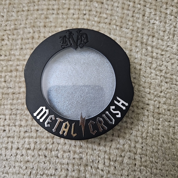 Kat Von D Metal Crush Highlighter in "STEPHONIX." - Picture 1 of 3